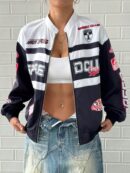 Campera Bomber Letras Contraste con Hombros Caídos