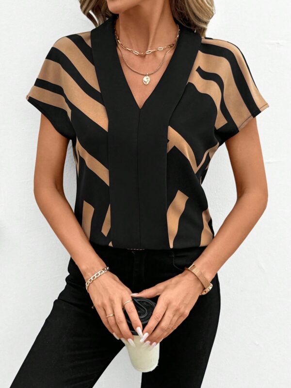 Blusa de Verano con Estampado Geométrico y Manga Murciélago - Image 9
