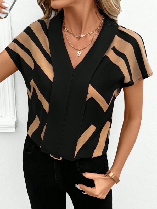 Blusa de Verano con Estampado Geométrico y Manga Murciélago - Image 10