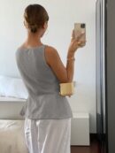 Blusa sin Mangas con Botones Frontales y Diseño Asimétrico
