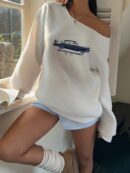 Sudadera Vintage con Estampado de Auto y Hombros Descubiertos