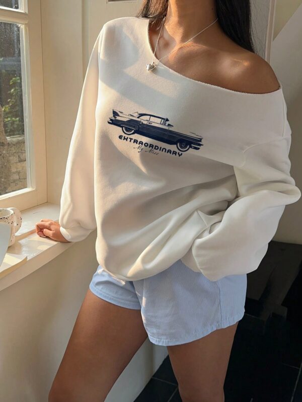 Sudadera Vintage con Estampado de Auto y Hombros Descubiertos - Image 3