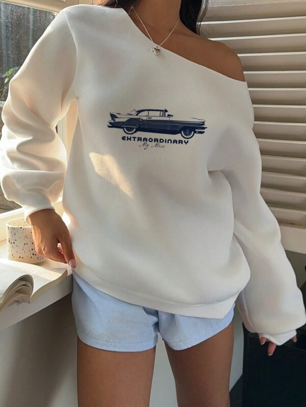 Sudadera Vintage con Estampado de Auto y Hombros Descubiertos - Image 5