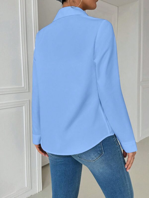 Blusa Casual Blanca de Manga Larga con Cuello y Bolsillo - Image 30