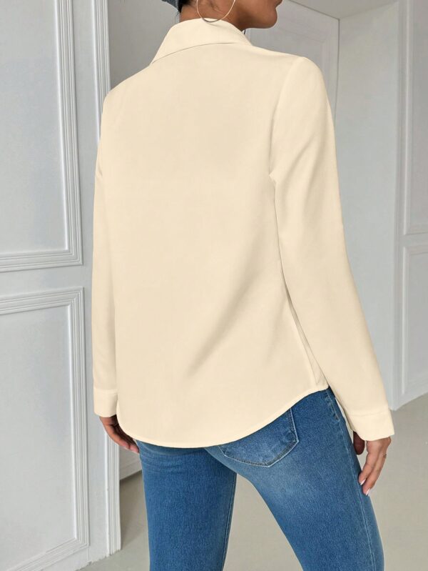 Blusa Casual Blanca de Manga Larga con Cuello y Bolsillo - Image 41
