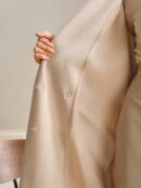 Abrigo Gris Midi con Cintura Ajustable y Solapa Muesca