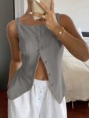 Blusa sin Mangas con Botones Frontales y Diseño Asimétrico