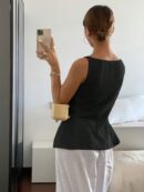Blusa sin Mangas con Botones Frontales y Diseño Asimétrico