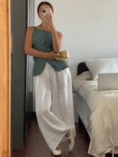 Blusa sin Mangas con Botones Frontales y Diseño Asimétrico