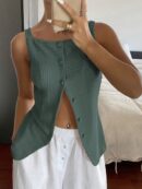 Blusa sin Mangas con Botones Frontales y Diseño Asimétrico