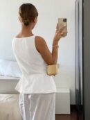 Blusa sin Mangas con Botones Frontales y Diseño Asimétrico