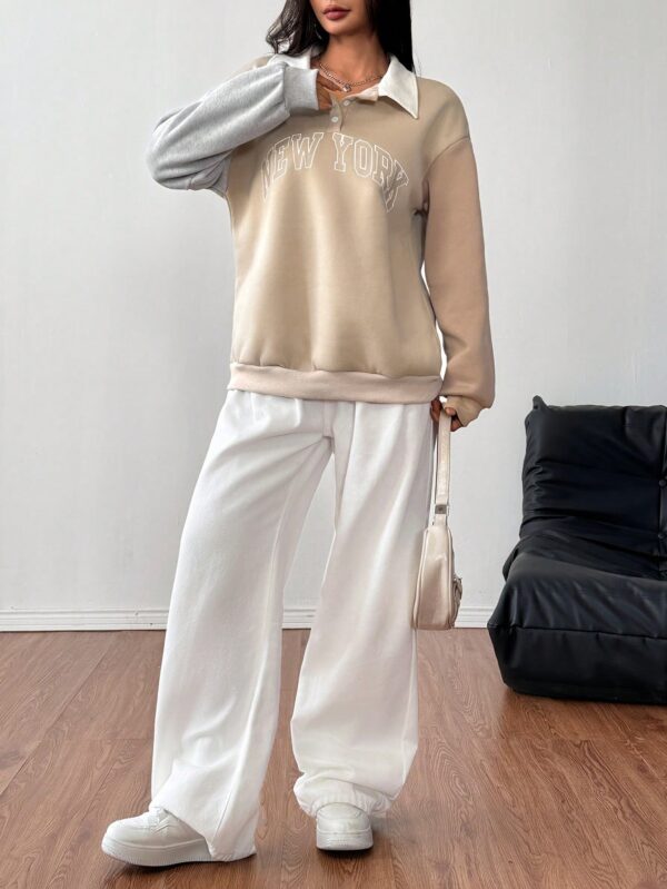 Pullover Collar Polo con Hombros Caídos y Gráfica de Letras - Image 17