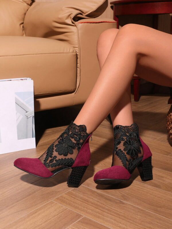 Botas de Encaje Floral con Cierre Trasero y Tacón Cuadrado Alto - Image 17