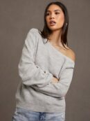 Sweater de Cuello Asimétrico en Punto Cafí Solido