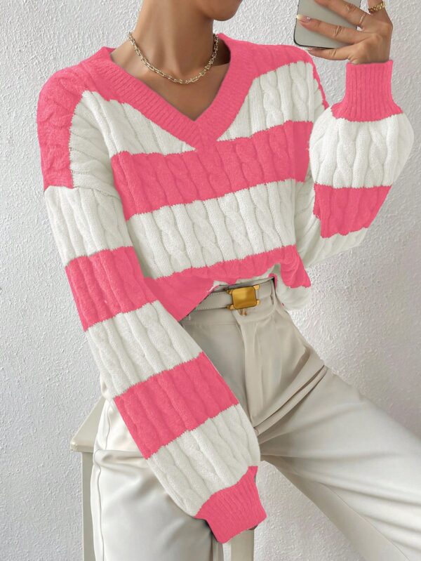 Sweater Oversize Bicolor con Cuello en V y Mangas Caídas - Image 27