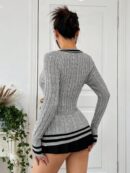 Sweater de Punto con Detalles a Rayas y Cuello en V