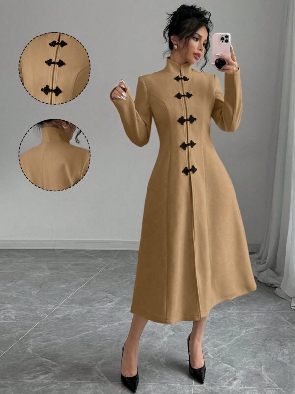 Abrigo Elegante Cuello Alto y Botones Estilo Chino