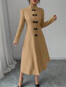Abrigo Elegante Cuello Alto y Botones Estilo Chino