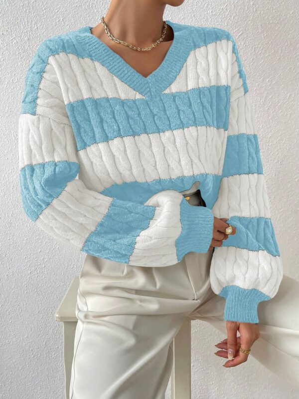 Sweater Oversize Bicolor con Cuello en V y Mangas Caídas - Image 51
