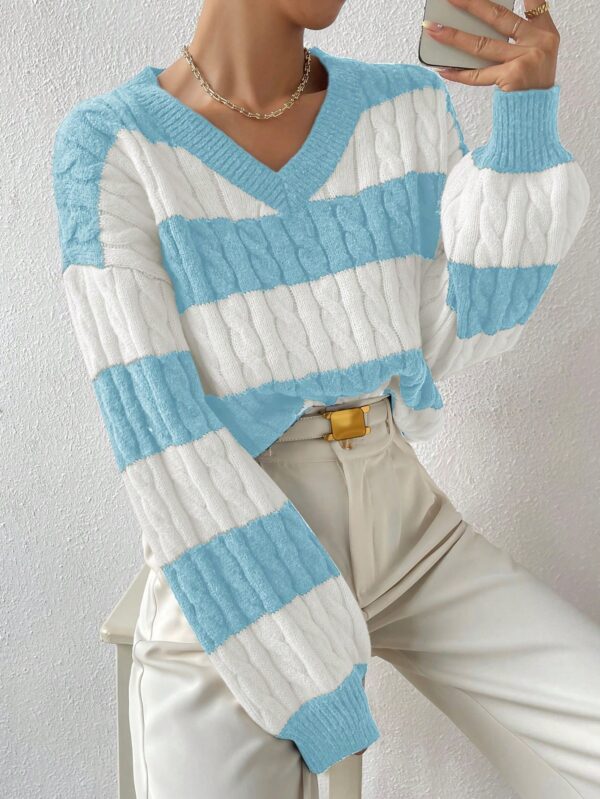 Sweater Oversize Bicolor con Cuello en V y Mangas Caídas - Image 52