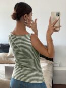 Blusa Elegante de Rayas con Botones y Abertura Frontal