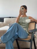 Blusa Elegante de Rayas con Botones y Abertura Frontal