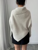 Sweater Asimétrico de Cuello Alto con Manga Murciélago