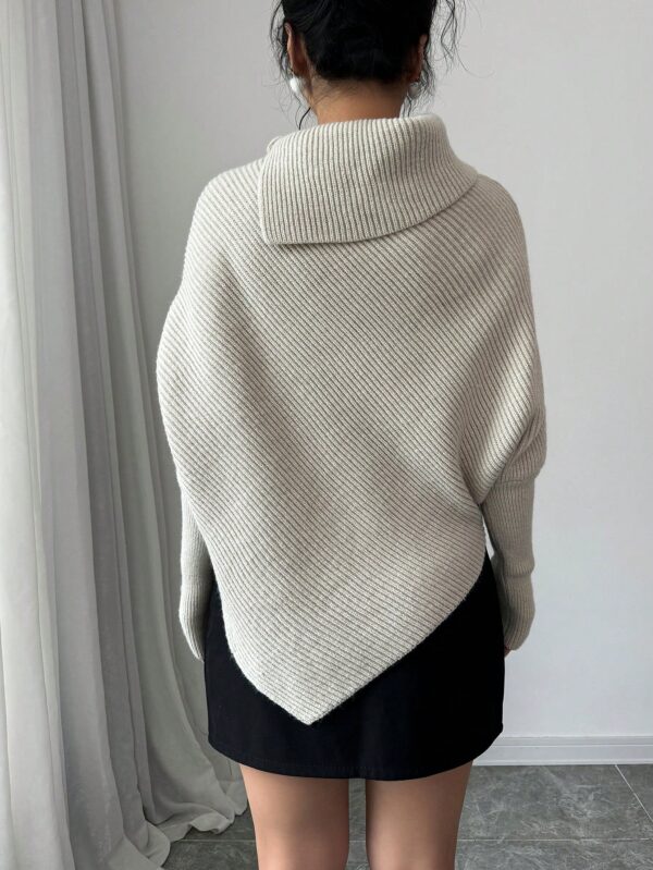 Sweater Asimétrico de Cuello Alto con Manga Murciélago - Image 2