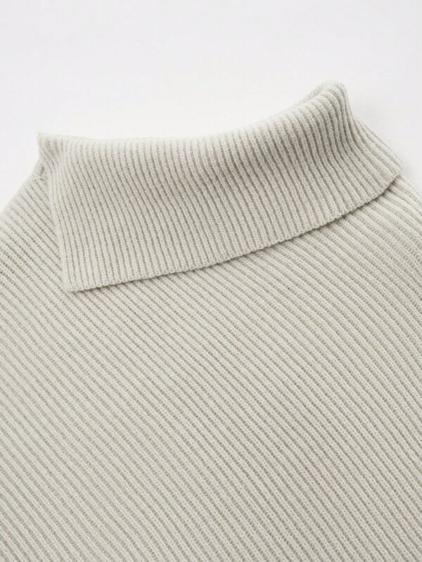 Sweater Asimétrico de Cuello Alto con Manga Murciélago - Image 7