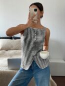 Blusa Elegante de Rayas con Botones y Abertura Frontal