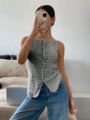 Blusa Elegante de Rayas con Botones y Abertura Frontal