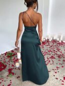 Vestido Satinado Asimétrico con Drapeado y Abertura Alta