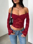 Blusa Y2K Ajustada con Hombros Descubiertos y Manga Larga de Encaje