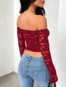 Blusa Y2K Ajustada con Hombros Descubiertos y Manga Larga de Encaje