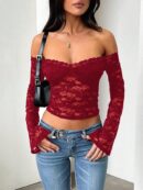 Blusa Y2K Ajustada con Hombros Descubiertos y Manga Larga de Encaje