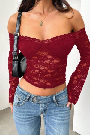 Blusa Y2K Ajustada con Hombros Descubiertos y Manga Larga de Encaje