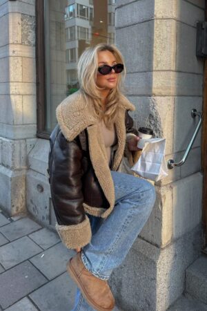 Campera Negra de Eco Piel con Cuello de Piel Sintética
