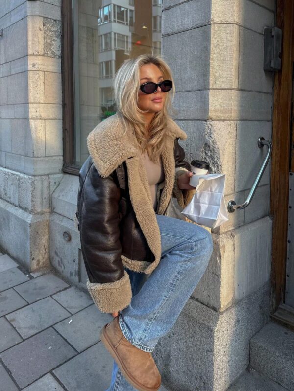 Campera Negra de Eco Piel con Cuello de Piel Sintética