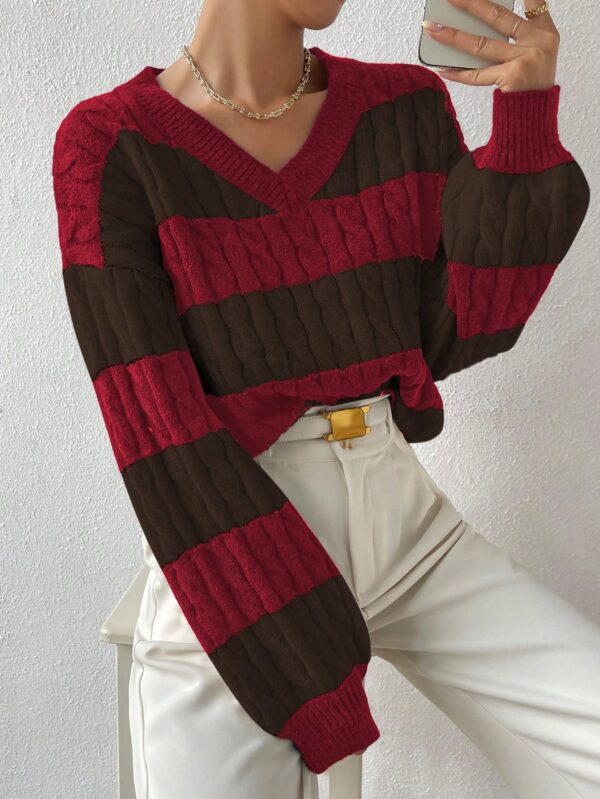 Sweater Oversize Bicolor con Cuello en V y Mangas Caídas - Image 36