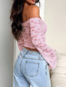 Blusa Y2K Ajustada con Hombros Descubiertos y Manga Larga de Encaje