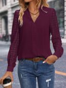 Blusa Casual con Encaje en Contraste y Escote Muesca