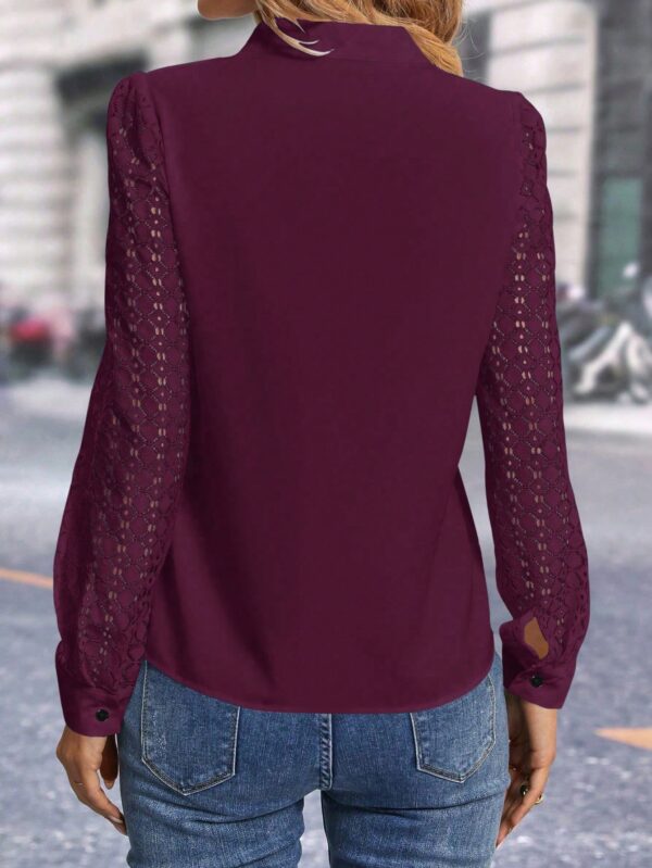 Blusa Casual con Encaje en Contraste y Escote Muesca - Image 38