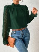 Blusa Elegante de Manga Larga con Cuello Volado y Detalles Plegados