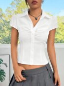 Blusa Blanca con Lazada Frontal y Mangas Cortas