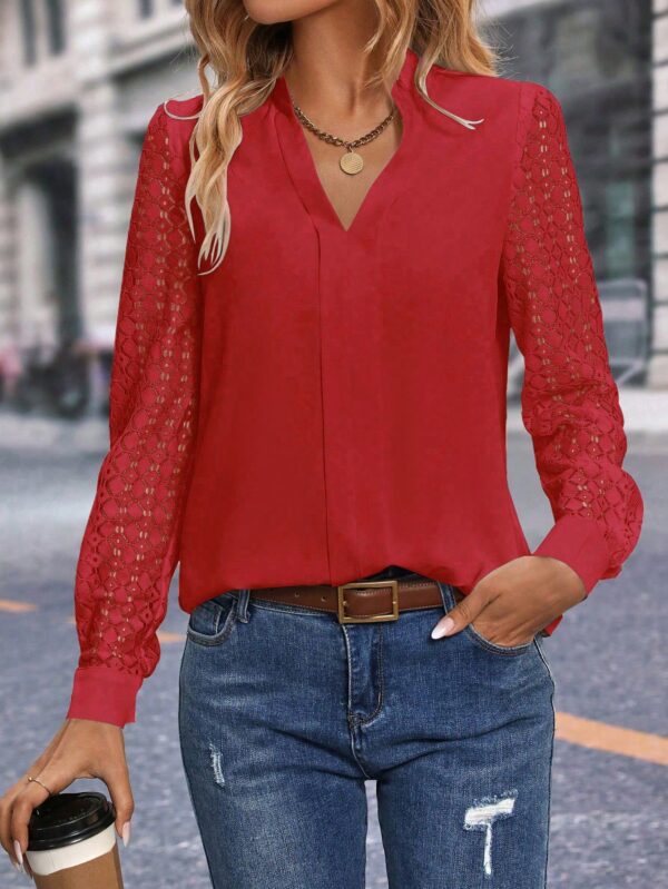 Blusa Casual con Encaje en Contraste y Escote Muesca - Image 25
