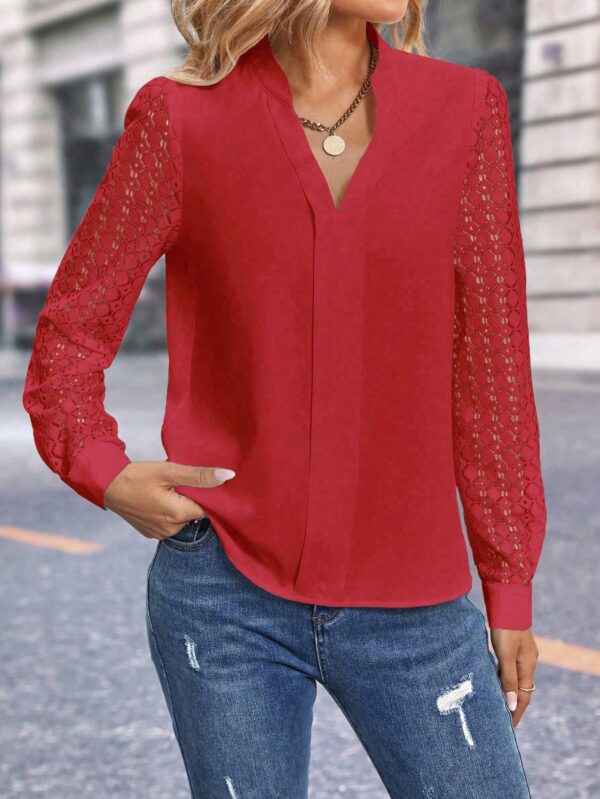 Blusa Casual con Encaje en Contraste y Escote Muesca - Image 27