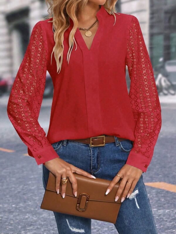 Blusa Casual con Encaje en Contraste y Escote Muesca - Image 30