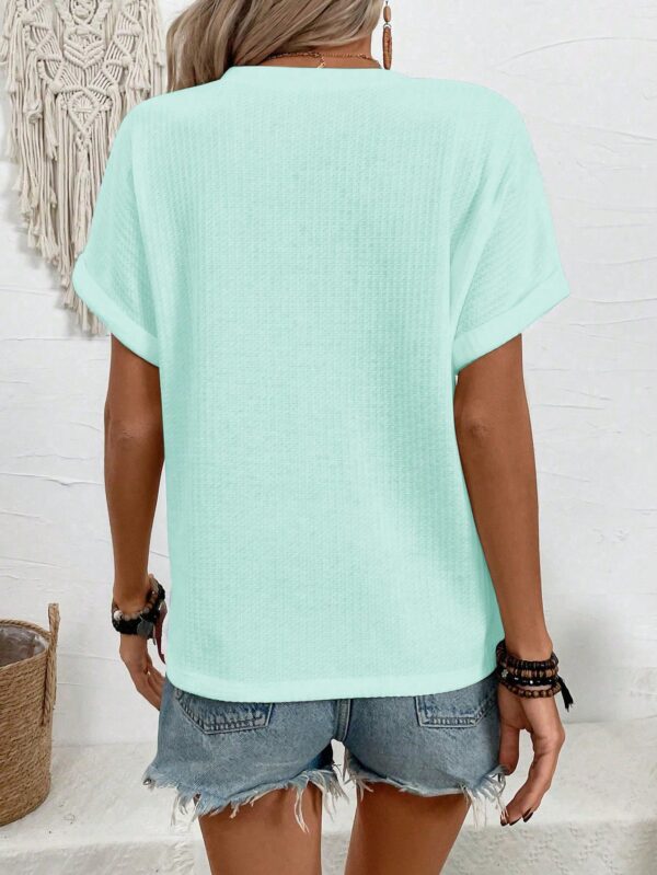 Camiseta de Verano Casual con Cuello en V y Botones Decorativos - Image 22