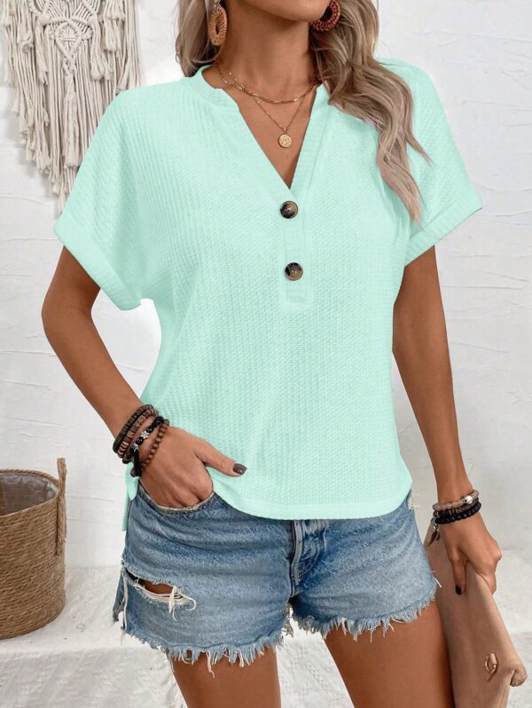 Camiseta de Verano Casual con Cuello en V y Botones Decorativos - Image 23
