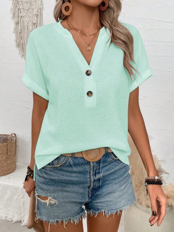 Camiseta de Verano Casual con Cuello en V y Botones Decorativos - Image 24